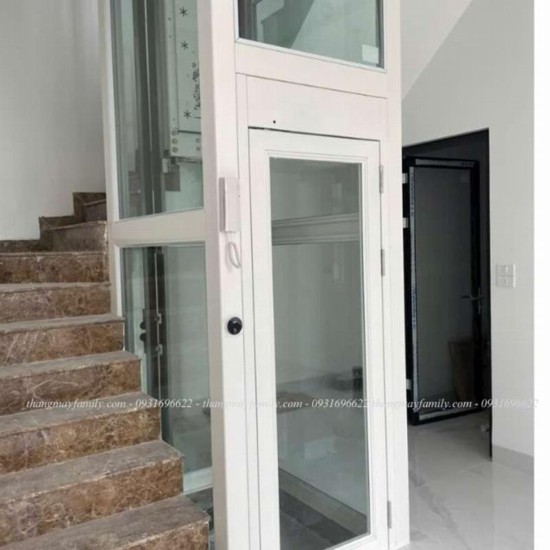 Hình ảnh thang máy gia đình loại nhỏ lắp đặt gọn gàng trong không gian nhà phố hiện đại